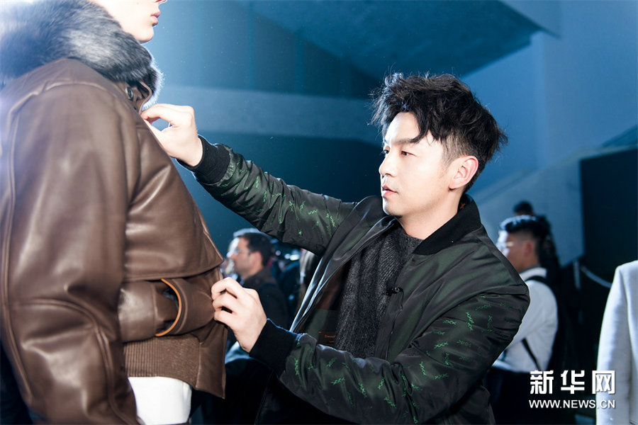 Популярный актер Лэй Цзяинь на Неделе моды в Милане