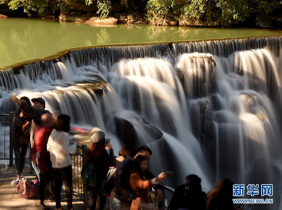 Любование водопадом в провинции Тайвань