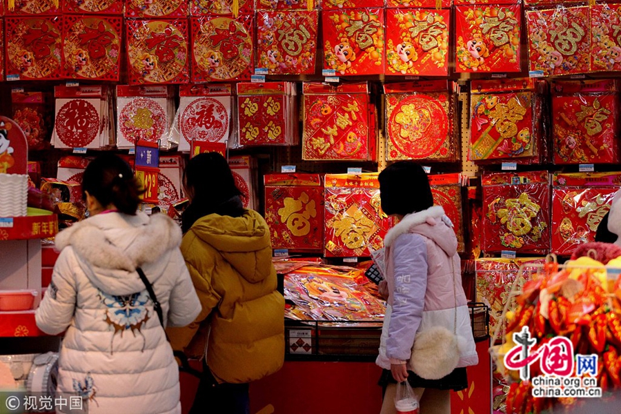 14 января в гипермаркете делового центра Синьцзекоу г. Нанкин корреспондент увидел большой выбор новогодних украшений – игрушечные собаки (символ наступающего года), фигурки котов, приносящих богатство, парные надписи и иероглифы «счастье» из самых разнообразных материалов. Красные фонари создают насыщенную новогоднюю атмосферу, привлекая местных жителей.