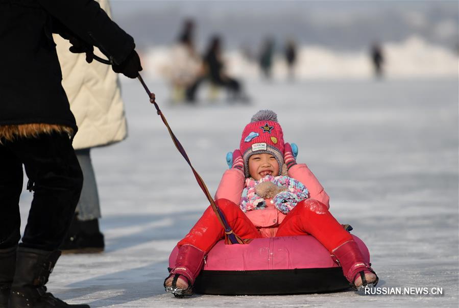 Замерзшая река Сунхуацзян превратилась в парк зимних развлечений для жителей и гостей Харбина