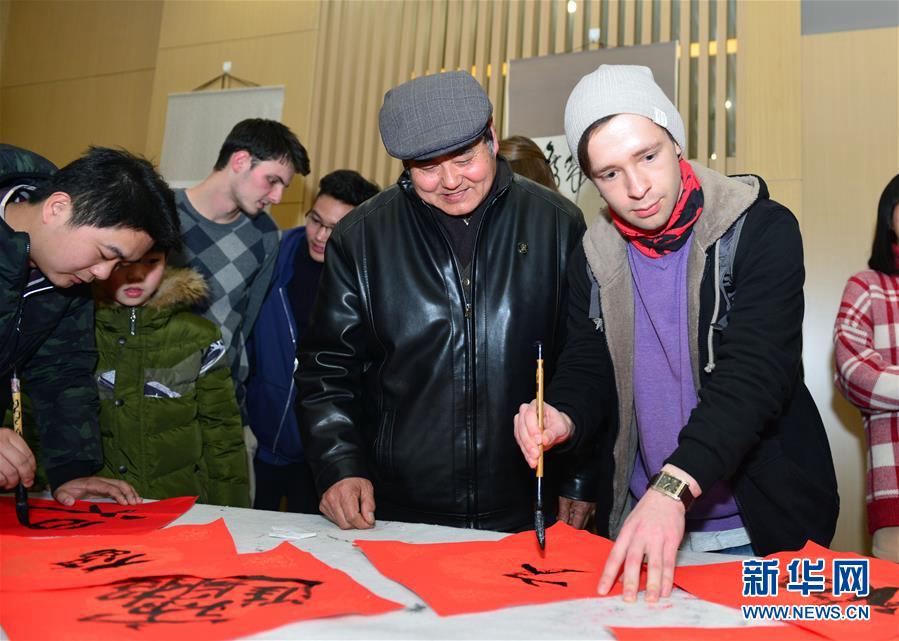 Встреча китайского Нового года парными надписями и иероглифами «福»