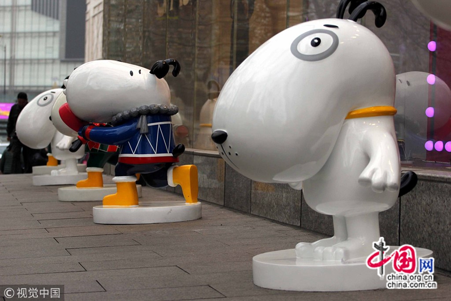 17 января, более десятка мультяшных скульптур в виде собак появилось в деловом центре Синьцзекоу города Нанкина, став новым необычным украшением. Очаровательные образы собак привлекают внимание прохожих.