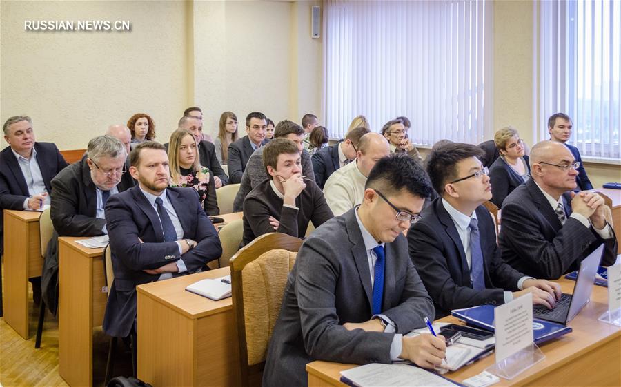 Эксперты Китая и Беларуси 18 января в Минске провели научно-практический семинар по вопросам китайско-белорусского научного и гуманитарного сотрудничества в рамках инициативы "Пояса и пути". В семинаре приняли участие более 40 представителей научных организаций, университетов, органов госуправления, СМИ и бизнеса.
