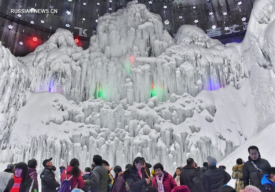 32-й Художественный фестиваль ледяных фонарей открылся сегодня в ландшафтном парке Лунцинся пекинского района Янцин. 