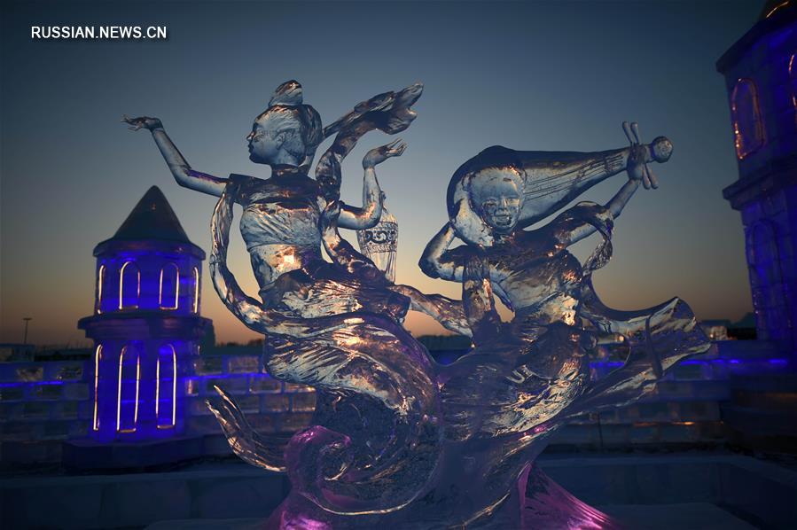 В эти зимние дни произведения, созданные участниками международного конкурса ледяных скульптур, стали одной из главных достопримечательностей парка "Мир льда и снега" в Харбине /провинция Хэйлунцзян, Северо-Восточный Китай/. В вечерние часы красоту ледяных творений подчеркивает специальная подсветка.