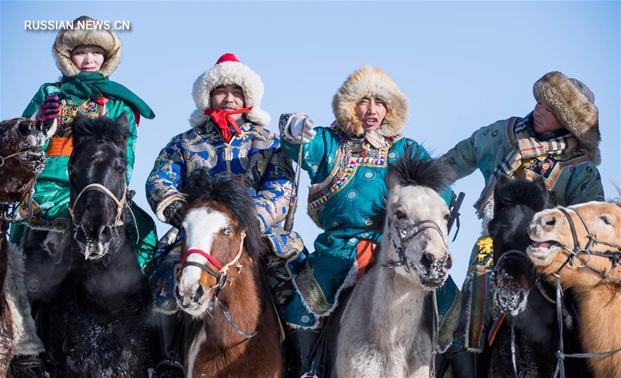 В автономном районе Внутренняя Монголия /Северный Китай/ в самом разгаре зимний туристический сезон. На глазах у многочисленных туристов скотоводы городского уезда Шилин-Хото укрощают лошадей и гонят их стремительным галопом по необъятным заснеженным просторам степи Шилин-Гол.