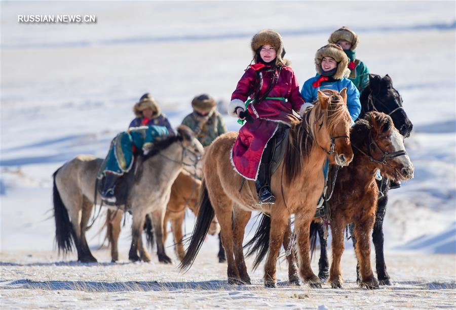 В автономном районе Внутренняя Монголия /Северный Китай/ в самом разгаре зимний туристический сезон. На глазах у многочисленных туристов скотоводы городского уезда Шилин-Хото укрощают лошадей и гонят их стремительным галопом по необъятным заснеженным просторам степи Шилин-Гол.