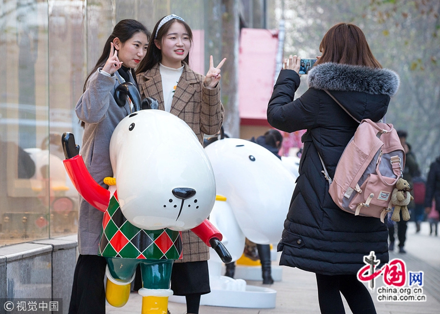 17 января, более десятка мультяшных скульптур в виде собак появилось в деловом центре Синьцзекоу города Нанкина, став новым необычным украшением. Очаровательные образы собак привлекают внимание прохожих.