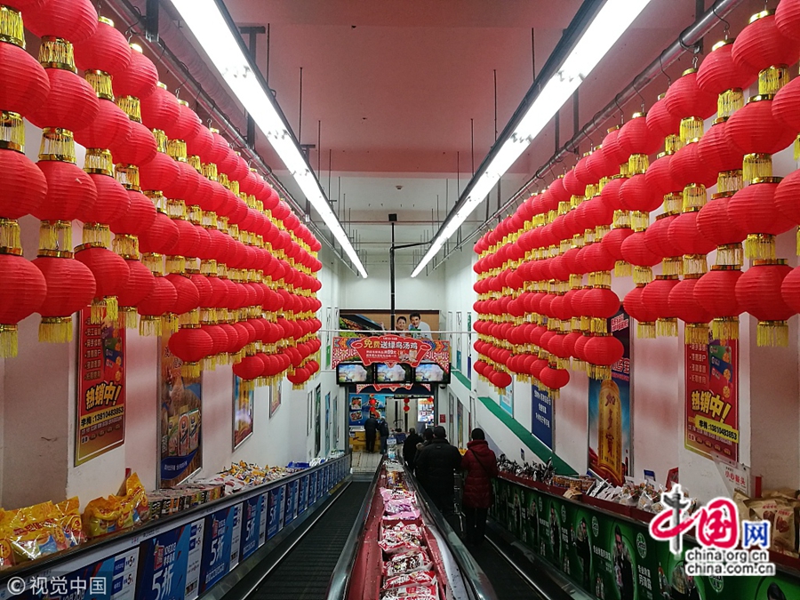 16 января, в одном из супермаркетов района Сичэн, Пекин, на самые видные места были разложены разнообразные новогодние товары, такие как парные надписи и украшения к Году собаки и др.