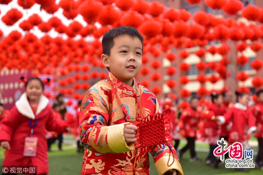 19 января, в детском саду района Дунсин г. Нэйцзян провинции Сычуань состоялось мероприятие «Новогодний храмовой праздник» с участием более 1200 родителей и детей, которые в атмосфере традиционной культуры и народных обычаев с большой радостью встречали Праздник весны.