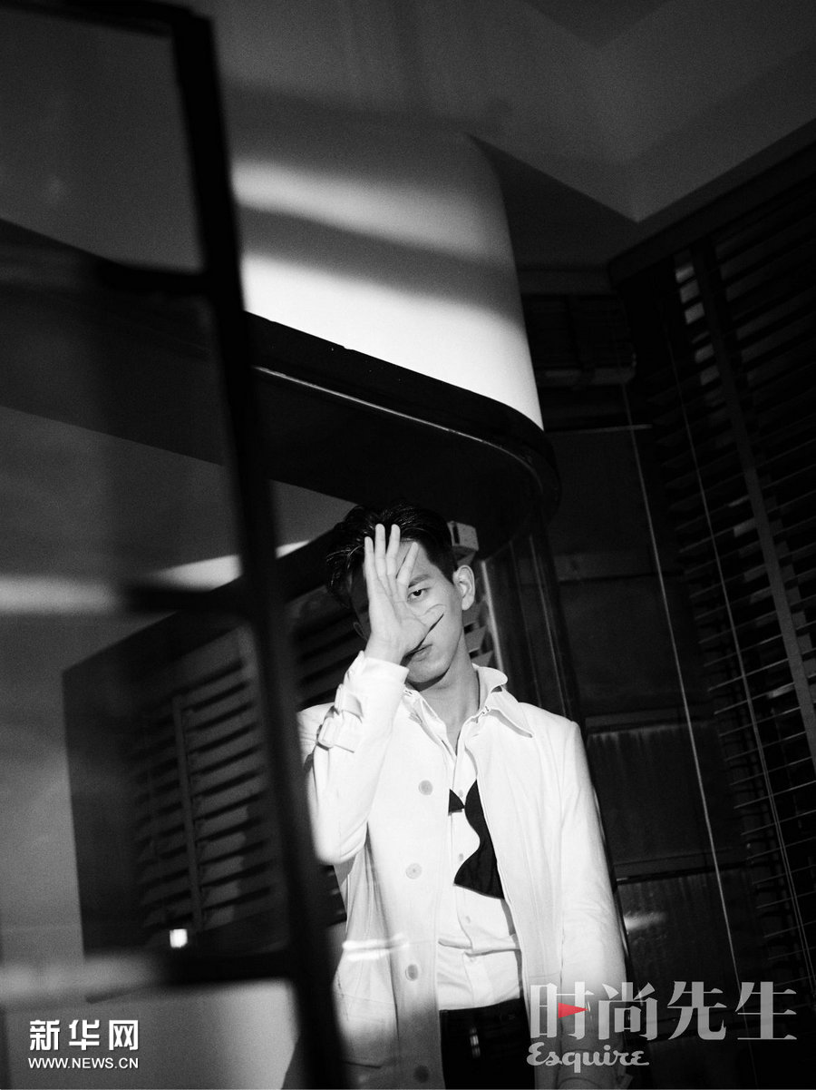 Актер Ли Сянь в модной фотосессии