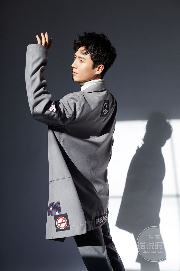 Очаровательный актер Мао Цзыцзюнь в черно-белых фото