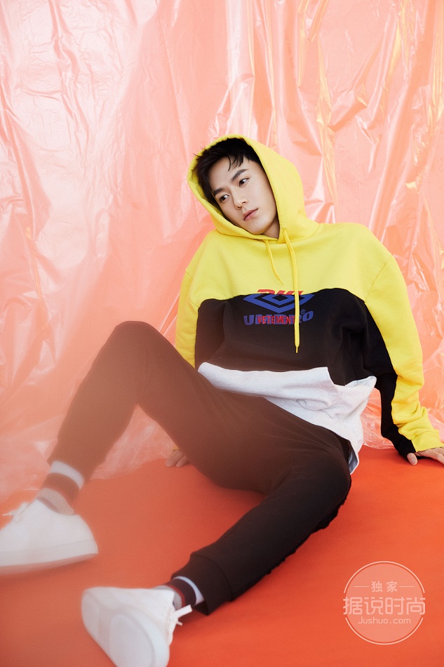 Очаровательный актер Мао Цзыцзюнь в черно-белых фото