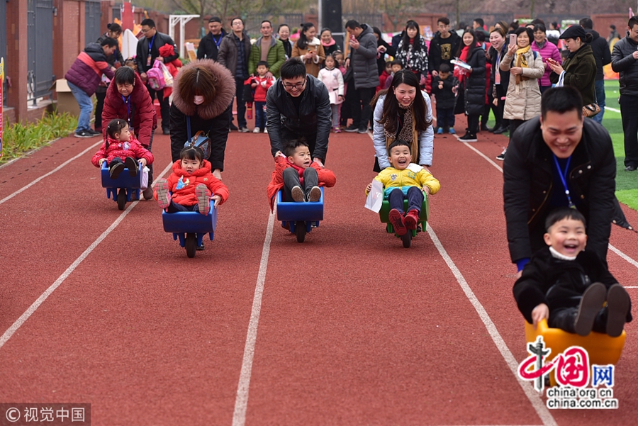 19 января, в детском саду района Дунсин г. Нэйцзян провинции Сычуань состоялось мероприятие «Новогодний храмовой праздник» с участием более 1200 родителей и детей, которые в атмосфере традиционной культуры и народных обычаев с большой радостью встречали Праздник весны.