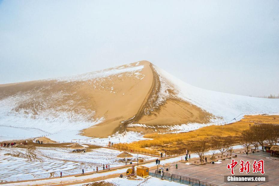 Первый снег в Дуньхуане провинции Ганьсу