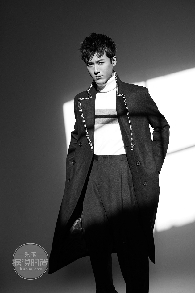 Очаровательный актер Мао Цзыцзюнь в черно-белых фото