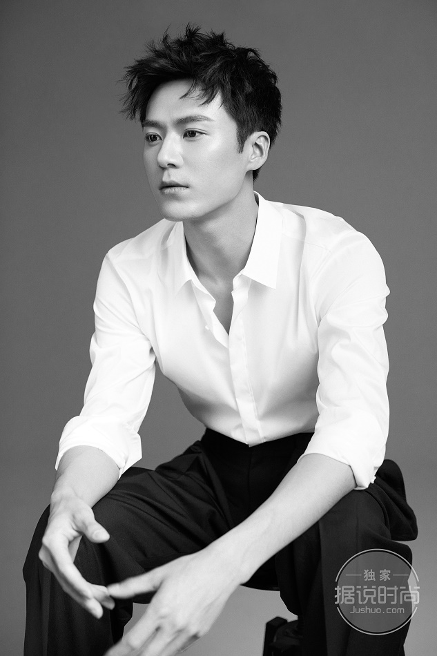 Очаровательный актер Мао Цзыцзюнь в черно-белых фото