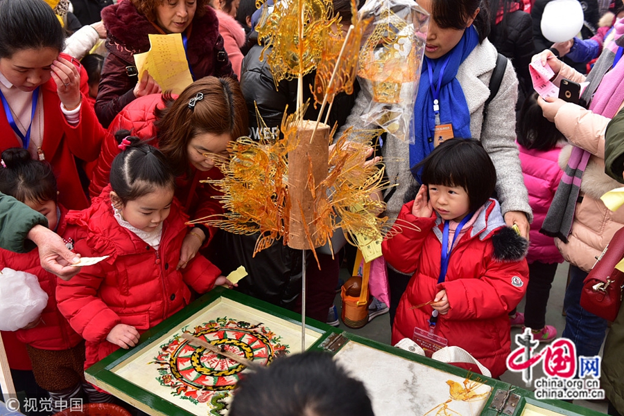 19 января, в детском саду района Дунсин г. Нэйцзян провинции Сычуань состоялось мероприятие «Новогодний храмовой праздник» с участием более 1200 родителей и детей, которые в атмосфере традиционной культуры и народных обычаев с большой радостью встречали Праздник весны.