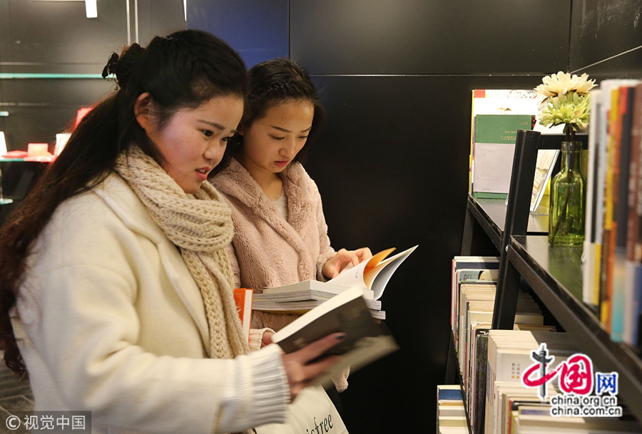 На фото: Читальня совместного использования на улице Чжунгуаньцунь в Пекине, где читатели могут в любое время суток отсканировать код, чтобы взять или вернуть книгу. Книги совместного использования включают ряд бестселлеров, среди них есть повести, проза, биографии, книги по истории и др., которые пользуются популярностью у читателей.