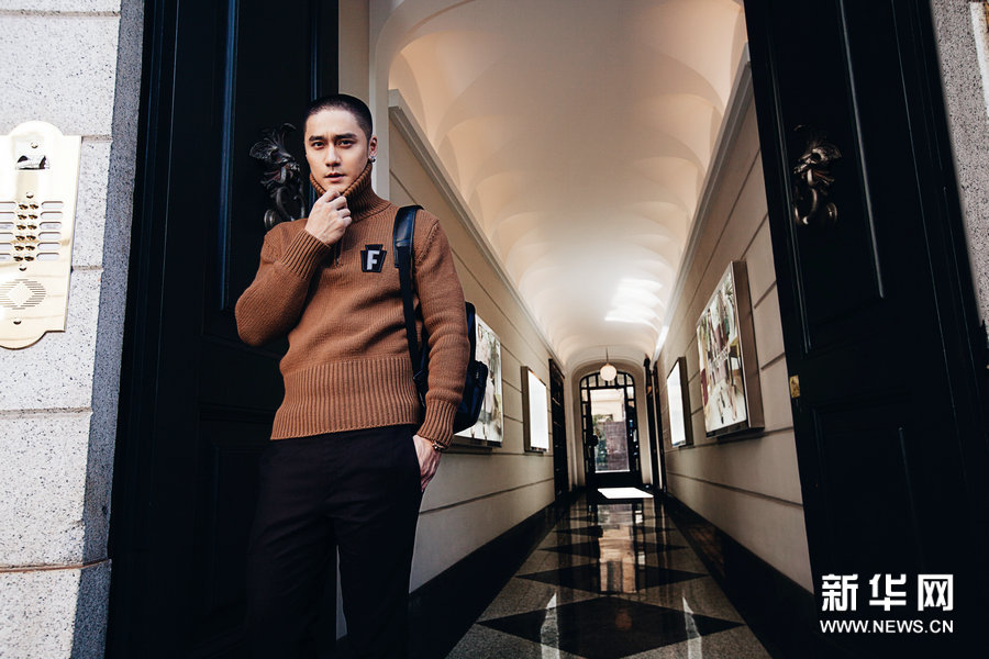 Новые уличные фотографии актера Цзян Цзиньфу