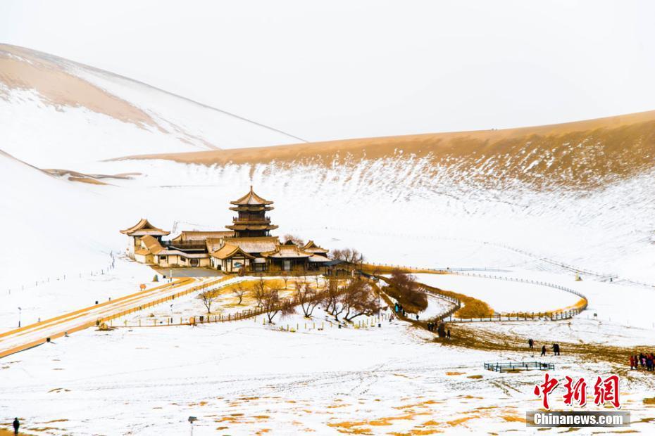 Первый снег в Дуньхуане провинции Ганьсу