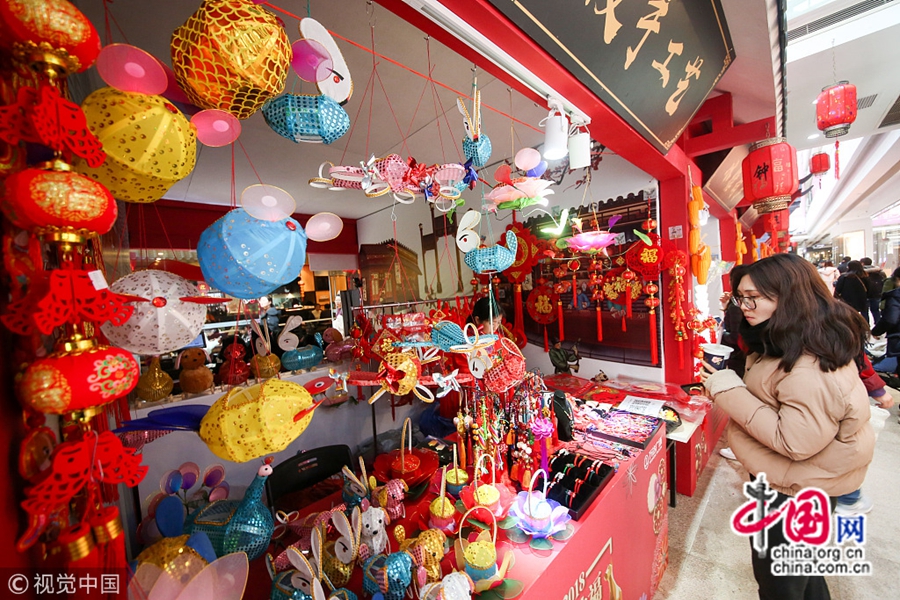 22 января, в Нанкине, с приближением Праздника весны в торговых центрах города открыли специальные отделы, где выставляются разнообразные новогодние товары. Здесь царит все более насыщенная новогодняя атмосфера. Горожане собрались покупать новогодние украшения.