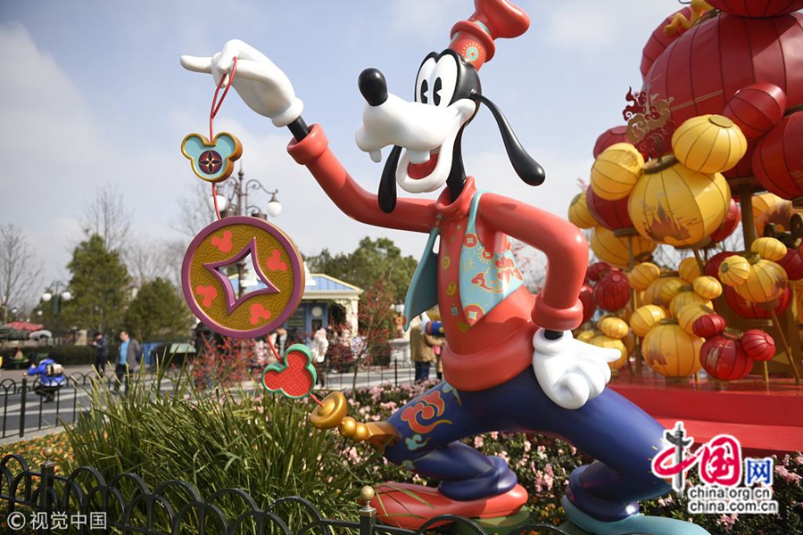На фото: на днях в шанхайском Диснейленде появилась новогодняя зона, посвященная году Собаки по лунному календарю. Ее не только украсили новогодними элементами Праздника весны по лунному календарю, здесь также можно встретить мультяшных героев, переодетых в новую одежду. Шанхайский Диснейленд охвачен радостным волнением в преддверии Праздника весны. (22 января)