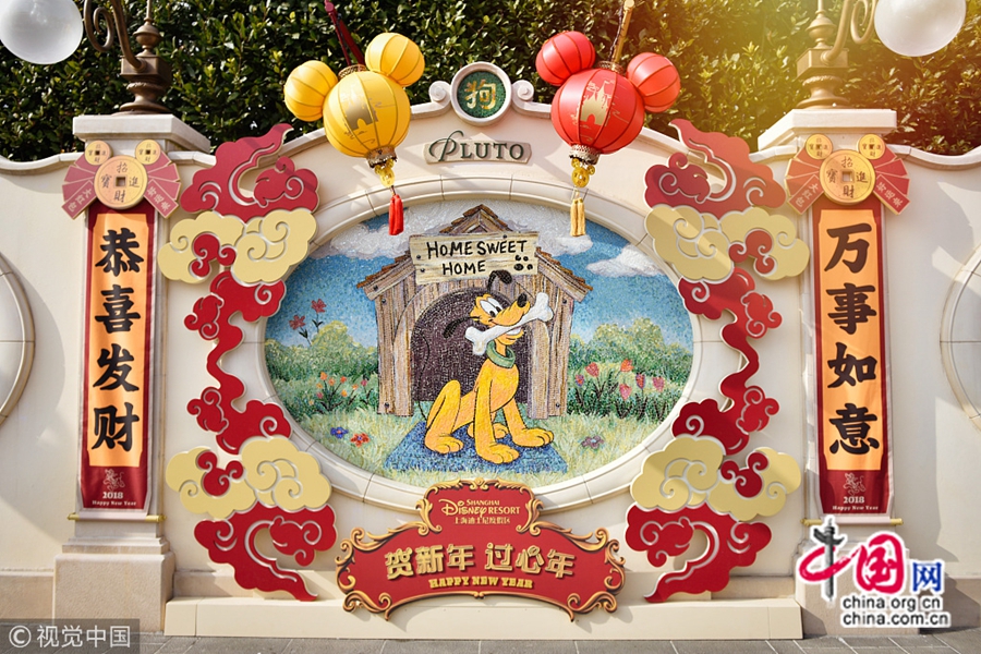 На фото: на днях в шанхайском Диснейленде появилась новогодняя зона, посвященная году Собаки по лунному календарю. Ее не только украсили новогодними элементами Праздника весны по лунному календарю, здесь также можно встретить мультяшных героев, переодетых в новую одежду. Шанхайский Диснейленд охвачен радостным волнением в преддверии Праздника весны. (22 января)