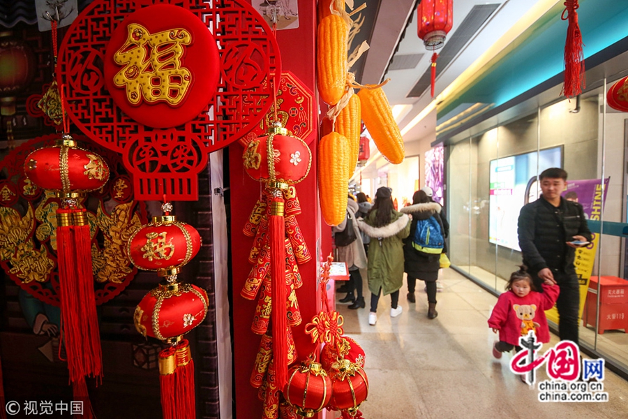 22 января, в Нанкине, с приближением Праздника весны в торговых центрах города открыли специальные отделы, где выставляются разнообразные новогодние товары. Здесь царит все более насыщенная новогодняя атмосфера. Горожане собрались покупать новогодние украшения.