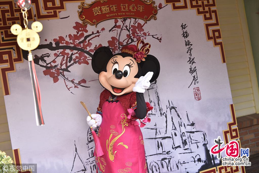 На фото: на днях в шанхайском Диснейленде появилась новогодняя зона, посвященная году Собаки по лунному календарю. Ее не только украсили новогодними элементами Праздника весны по лунному календарю, здесь также можно встретить мультяшных героев, переодетых в новую одежду. Шанхайский Диснейленд охвачен радостным волнением в преддверии Праздника весны. (22 января)