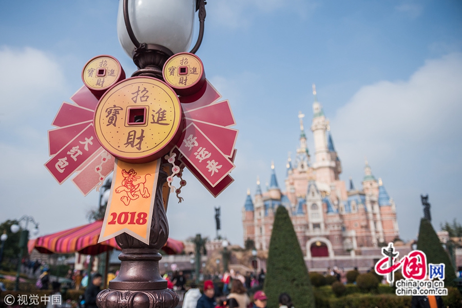 На фото: на днях в шанхайском Диснейленде появилась новогодняя зона, посвященная году Собаки по лунному календарю. Ее не только украсили новогодними элементами Праздника весны по лунному календарю, здесь также можно встретить мультяшных героев, переодетых в новую одежду. Шанхайский Диснейленд охвачен радостным волнением в преддверии Праздника весны. (22 января)