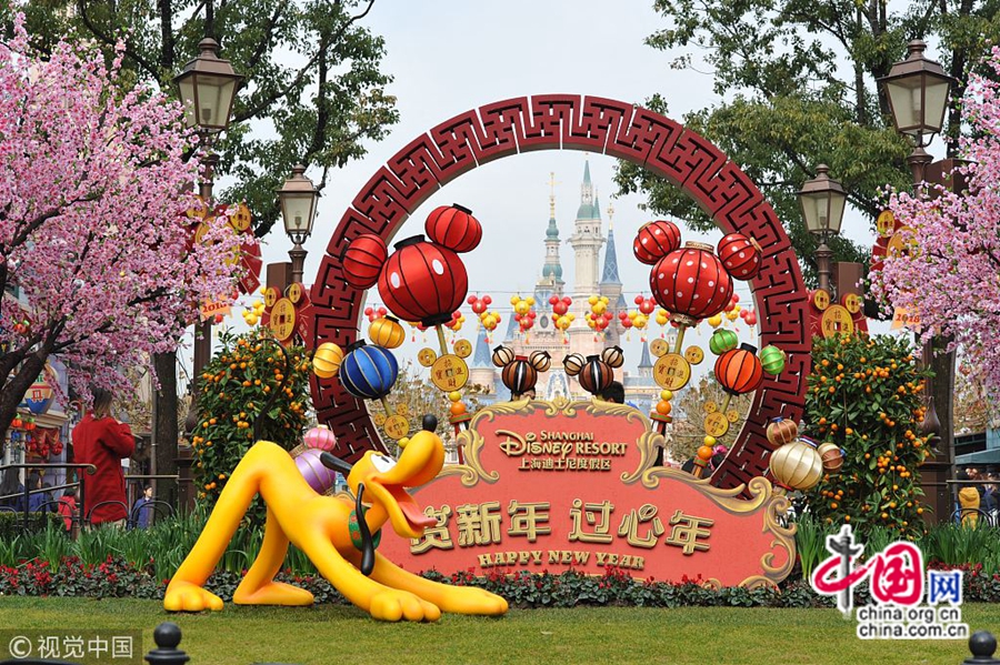На фото: на днях в шанхайском Диснейленде появилась новогодняя зона, посвященная году Собаки по лунному календарю. Ее не только украсили новогодними элементами Праздника весны по лунному календарю, здесь также можно встретить мультяшных героев, переодетых в новую одежду. Шанхайский Диснейленд охвачен радостным волнением в преддверии Праздника весны. (22 января)