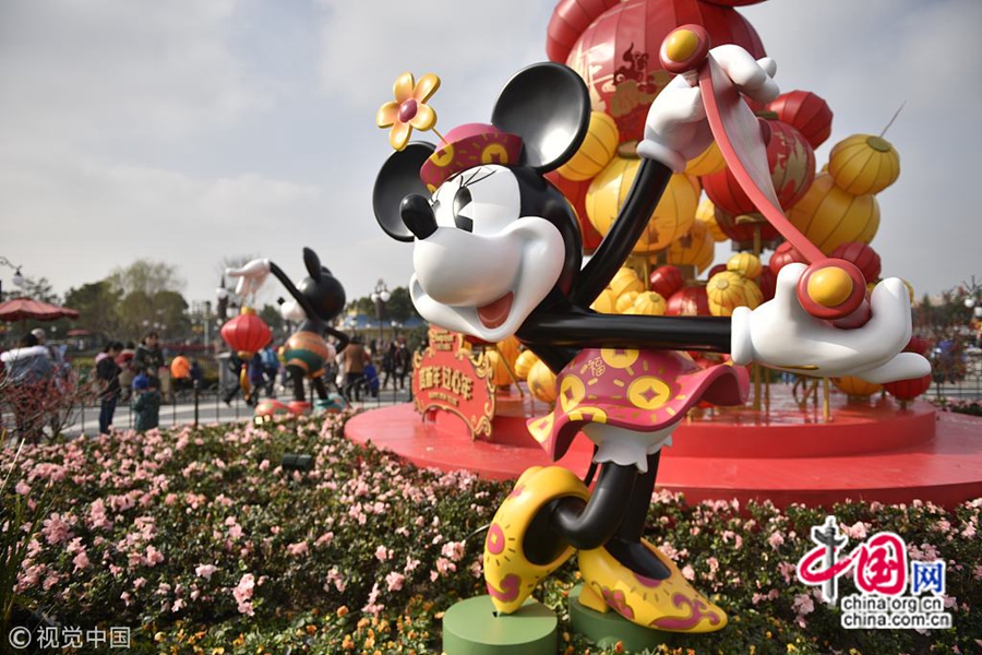 На фото: на днях в шанхайском Диснейленде появилась новогодняя зона, посвященная году Собаки по лунному календарю. Ее не только украсили новогодними элементами Праздника весны по лунному календарю, здесь также можно встретить мультяшных героев, переодетых в новую одежду. Шанхайский Диснейленд охвачен радостным волнением в преддверии Праздника весны. (22 января)