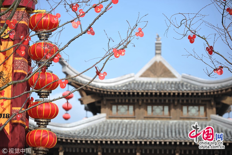 На фото: на днях в шанхайском Диснейленде появилась новогодняя зона, посвященная году Собаки по лунному календарю. Ее не только украсили новогодними элементами Праздника весны по лунному календарю, здесь также можно встретить мультяшных героев, переодетых в новую одежду. Шанхайский Диснейленд охвачен радостным волнением в преддверии Праздника весны. (22 января)