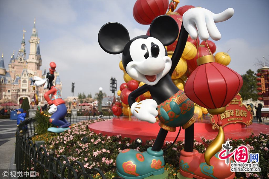 На фото: на днях в шанхайском Диснейленде появилась новогодняя зона, посвященная году Собаки по лунному календарю. Ее не только украсили новогодними элементами Праздника весны по лунному календарю, здесь также можно встретить мультяшных героев, переодетых в новую одежду. Шанхайский Диснейленд охвачен радостным волнением в преддверии Праздника весны. (22 января)