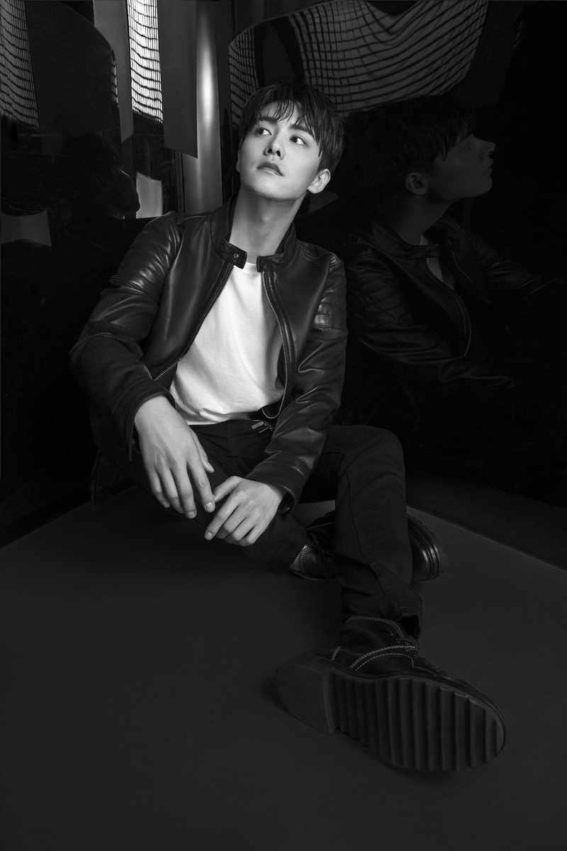 Очароваетельный актер Ма Тяньюй в черно-белых фото