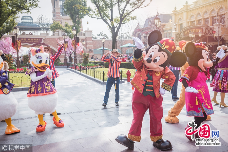 На фото: на днях в шанхайском Диснейленде появилась новогодняя зона, посвященная году Собаки по лунному календарю. Ее не только украсили новогодними элементами Праздника весны по лунному календарю, здесь также можно встретить мультяшных героев, переодетых в новую одежду. Шанхайский Диснейленд охвачен радостным волнением в преддверии Праздника весны. (22 января)