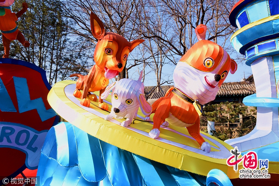 23 января, в парке Баотуцюань («бурлящий источник») г. Цзинань цветные фонари в виде мультяшных собак стали яркой изюминкой проходящего фестиваля цветных фонарей, что привлекло многих туристов.