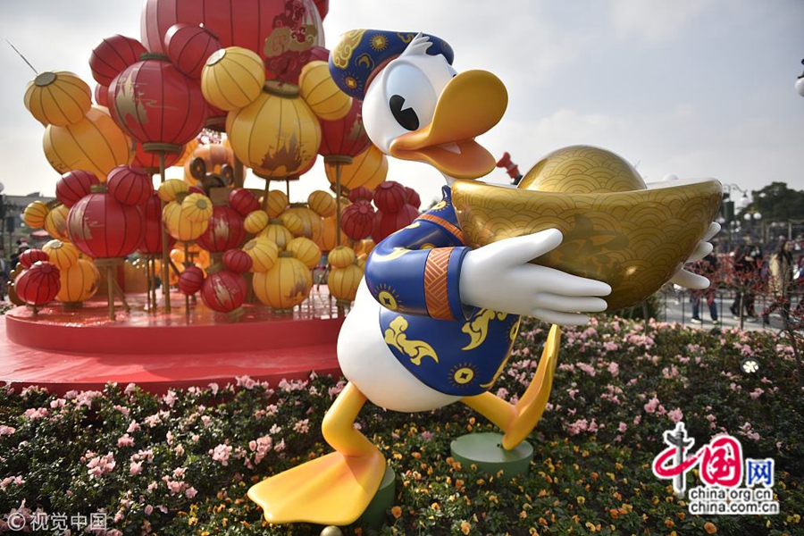 На фото: на днях в шанхайском Диснейленде появилась новогодняя зона, посвященная году Собаки по лунному календарю. Ее не только украсили новогодними элементами Праздника весны по лунному календарю, здесь также можно встретить мультяшных героев, переодетых в новую одежду. Шанхайский Диснейленд охвачен радостным волнением в преддверии Праздника весны. (22 января)