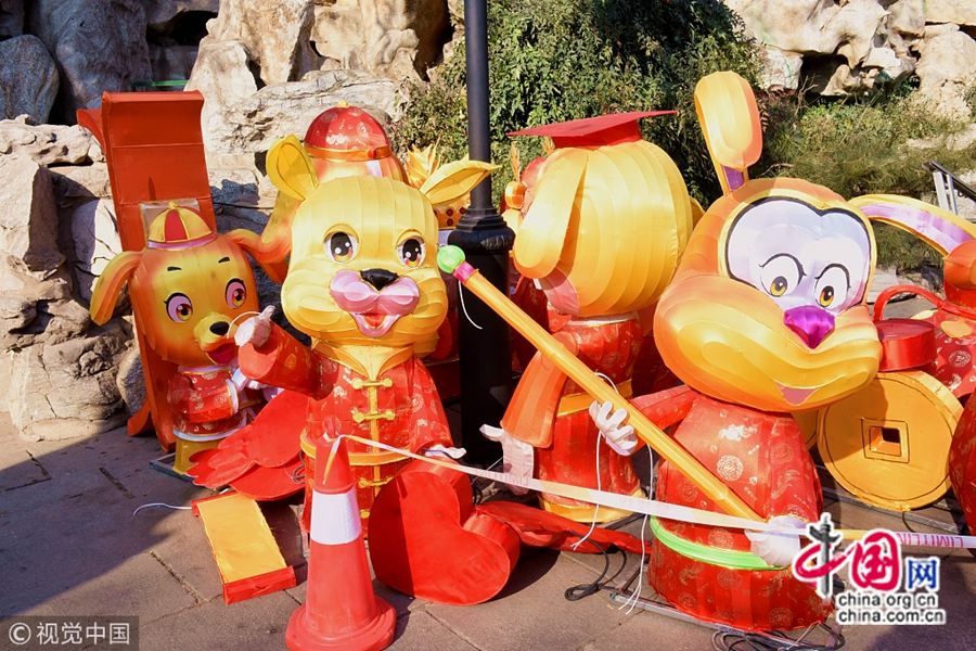 23 января, в парке Баотуцюань («бурлящий источник») г. Цзинань цветные фонари в виде мультяшных собак стали яркой изюминкой проходящего фестиваля цветных фонарей, что привлекло многих туристов.