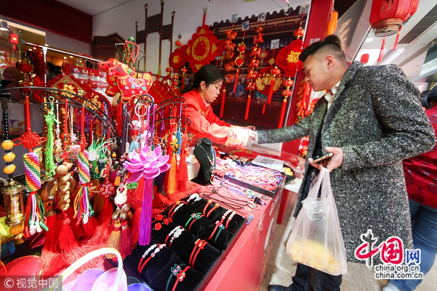 22 января, в Нанкине, с приближением Праздника весны в торговых центрах города открыли специальные отделы, где выставляются разнообразные новогодние товары. Здесь царит все более насыщенная новогодняя атмосфера. Горожане собрались покупать новогодние украшения.