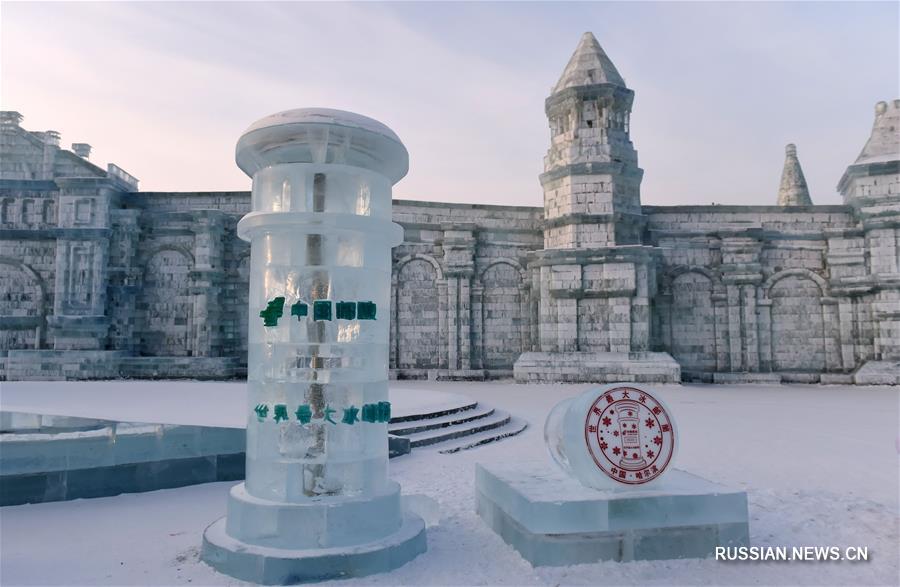 Ледяной почтовый ящик высотой 2,6 м установили в Харбине