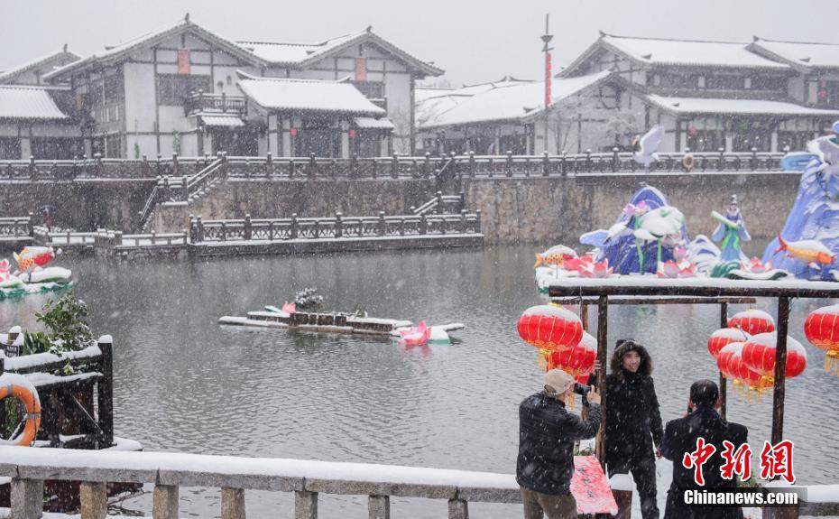 Красивые снежные пейзажи в поселке Цзяннаньшань