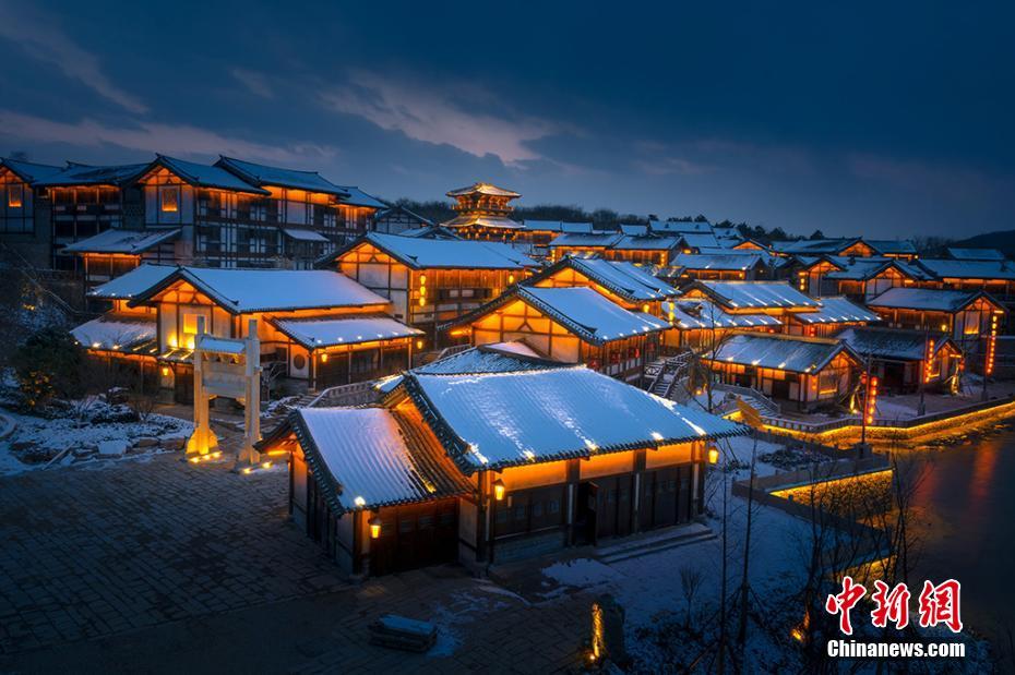 Красивые снежные пейзажи в поселке Цзяннаньшань