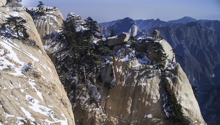 После снегопадов, прошедших в январе, пейзажи горы Хуашань в провинции Шэньси /Северо-Западный Китай/ приобрели особое очарование. 