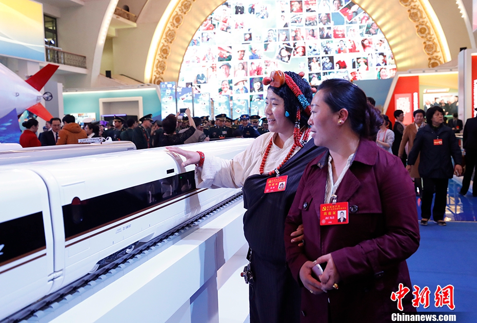 Делегаты 19-го съезда КПК посетили выставку «Пять лет упорного труда и движения вперед»