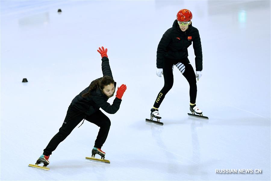 На фото -- тренировка китайских шорт-трекистов в городе Каннын /провинция Канвондо, Республика Корея/ в рамках подготовки к зимним Олимпийским играм-2018, которые начнутся уже 9 февраля.