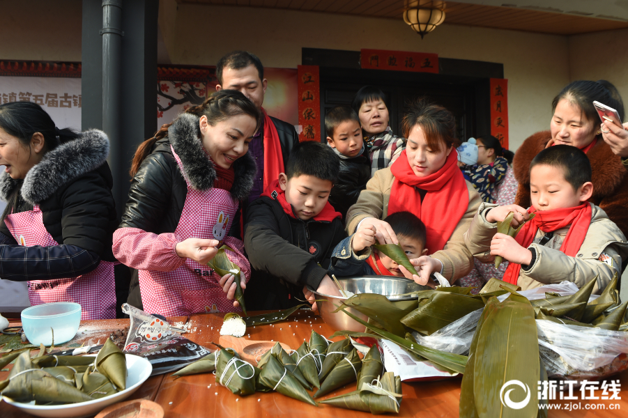Маленькие дети вместе встретили китайский Новый год в Ханчжоу