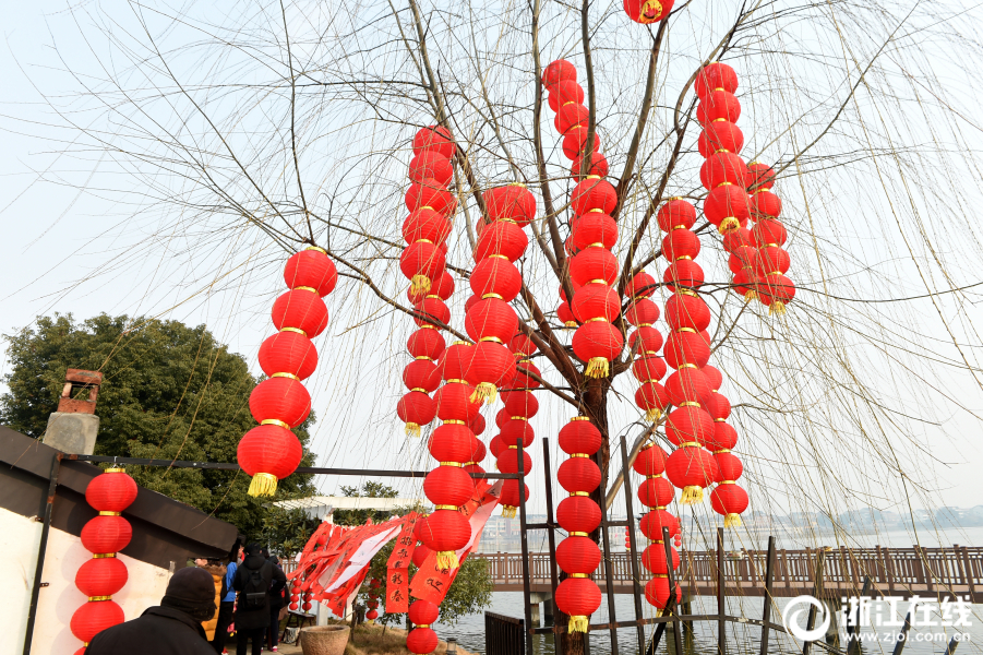 Маленькие дети вместе встретили китайский Новый год в Ханчжоу