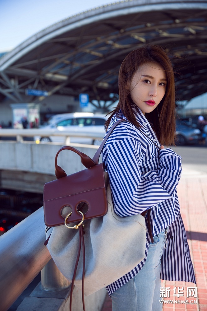 Модная актриса Цзя Цин в аэропорту